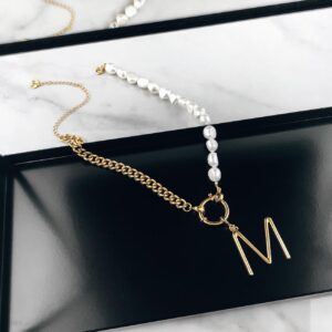 PERLOVE CHOKER Z PEREŁ I DUŻA LITERA DO WYBORU